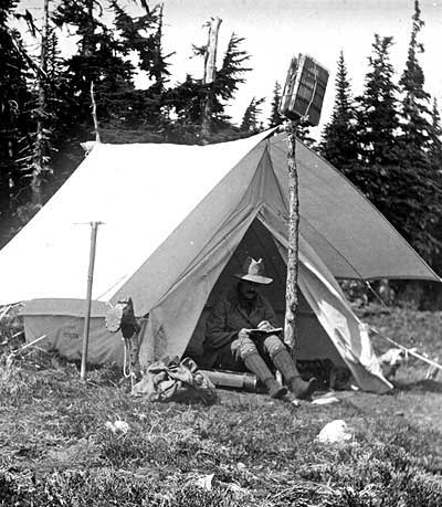Enregistrement d’histoire naturelle au camp de base. Photo de John Davidson, « CVA » 660-26.